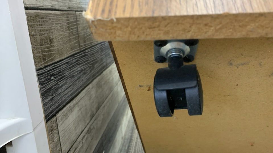 WOOD GRAIN TV STAND W/DOORS ON WHEELS.