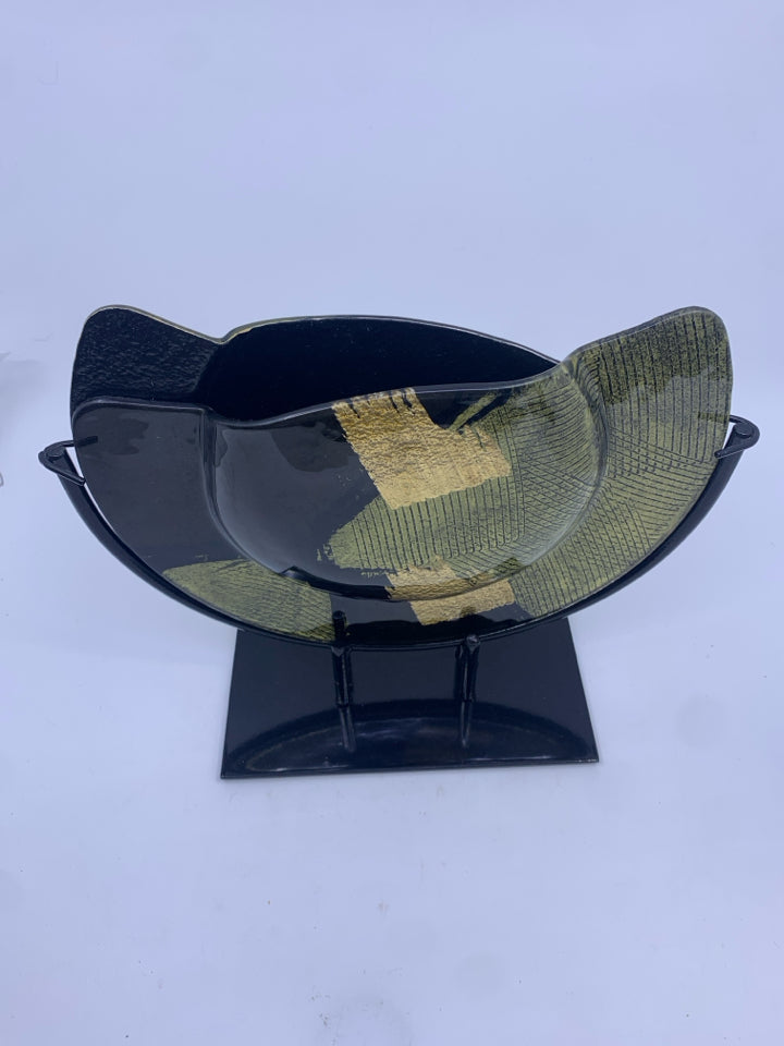 ABSTRACT GLASS VASE IN BLACK METAL STAND.