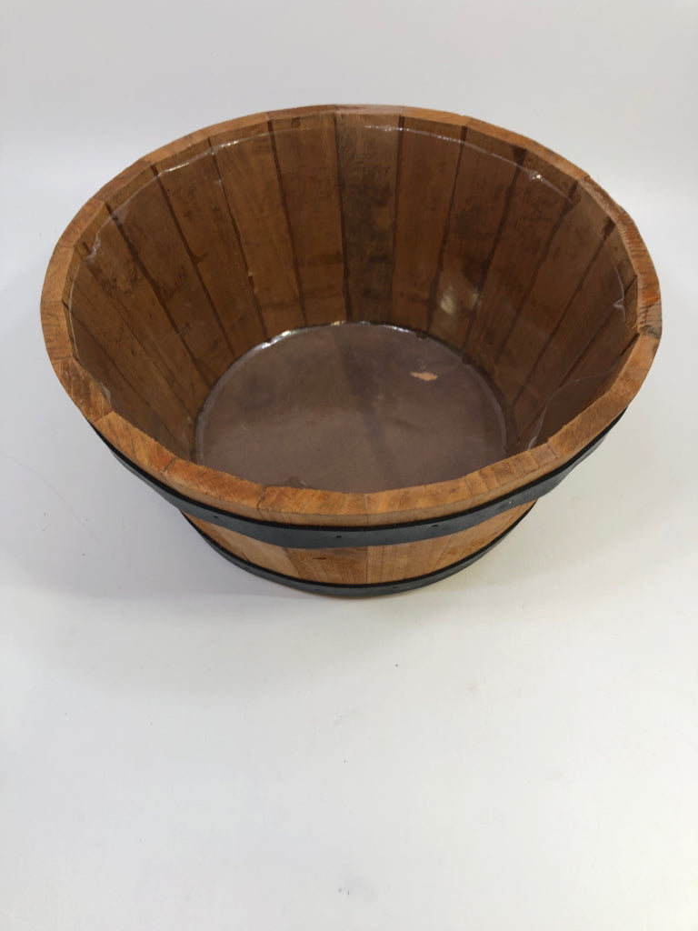 WOOD W/BLACK TRIM FLOWER BUCKET.