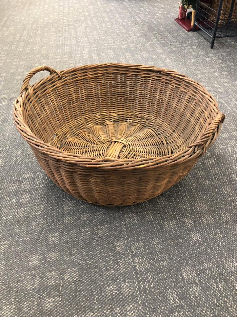 LG DARK BROWN WOVEN BASKET W/HANDLES.