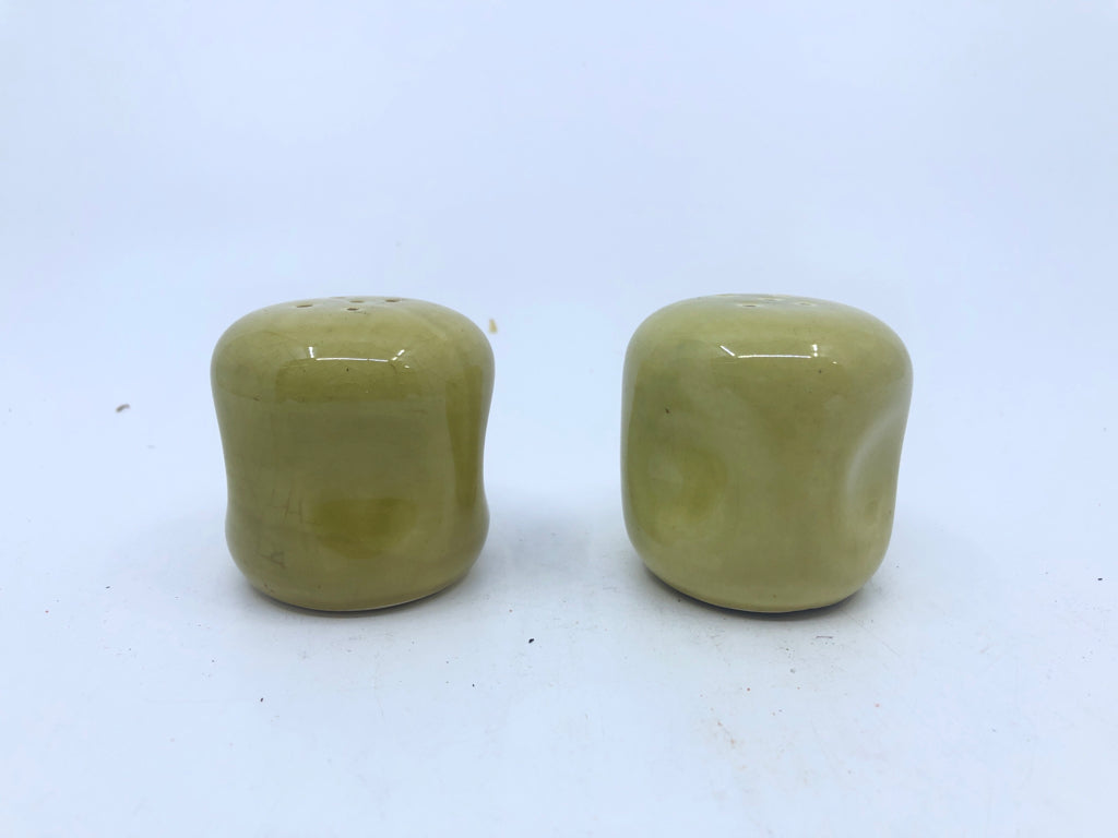 VTG GREEN POTTERY S/P SHAKERS W/ THUMB PRINT INDENT.