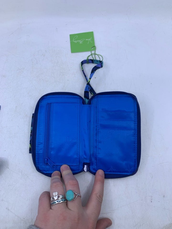 Vera Bradley Smartphone Wristlet in Indigo Pop- New With Tags