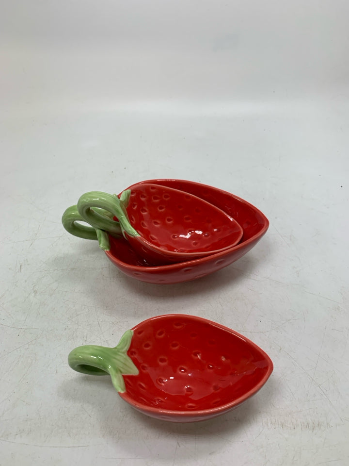 3 CERAMIC STRAWBERRY SHAPED NESTING BOWLS W/ HANDLES.