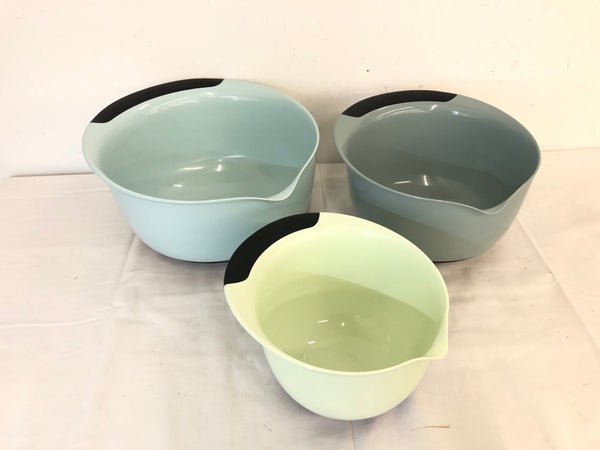 3 COLORFUL MIXING BOWLS.