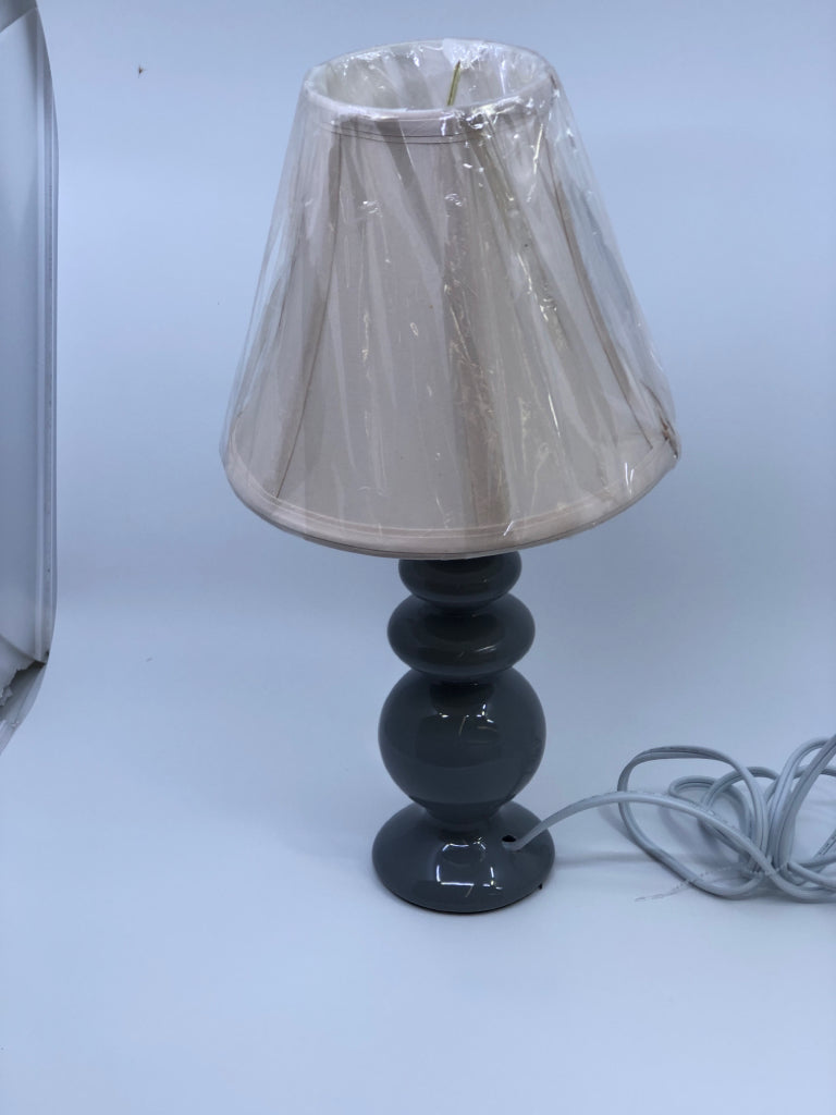 MUTE GREY/BLUE BUBBLE BASE LAMP W WHITE SHADE.