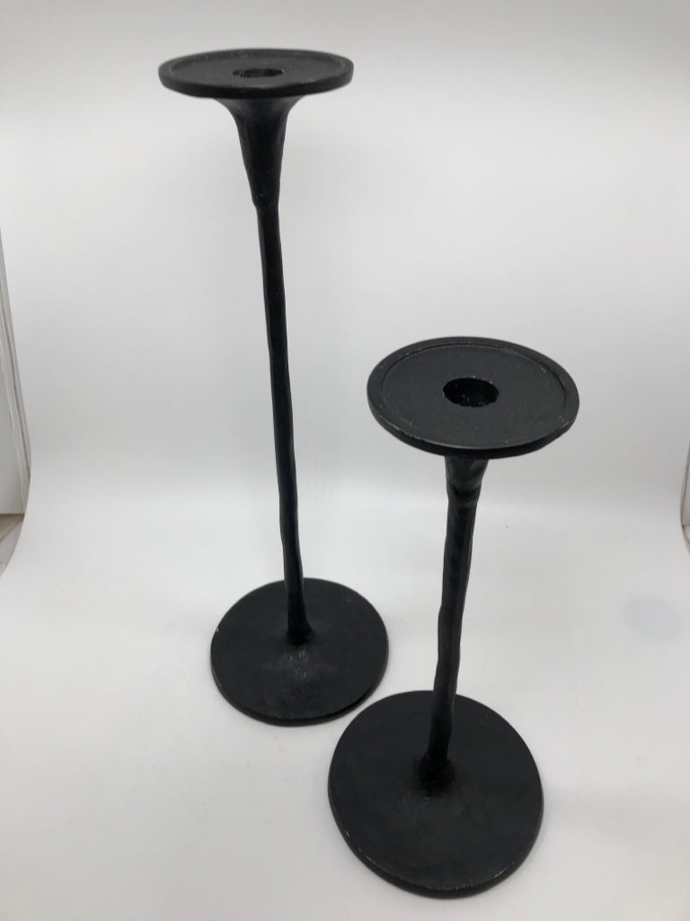 2 BLACK METAL CANDLESTICK HOLDERS.