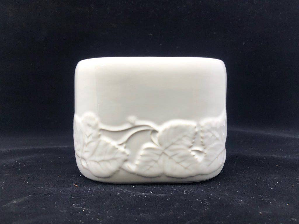 WHITE TOOTHBRUSH HOLDER W/LEAVES.