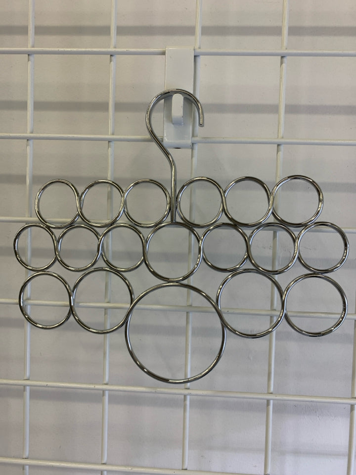 METAL LOOP SCARF HANGER.