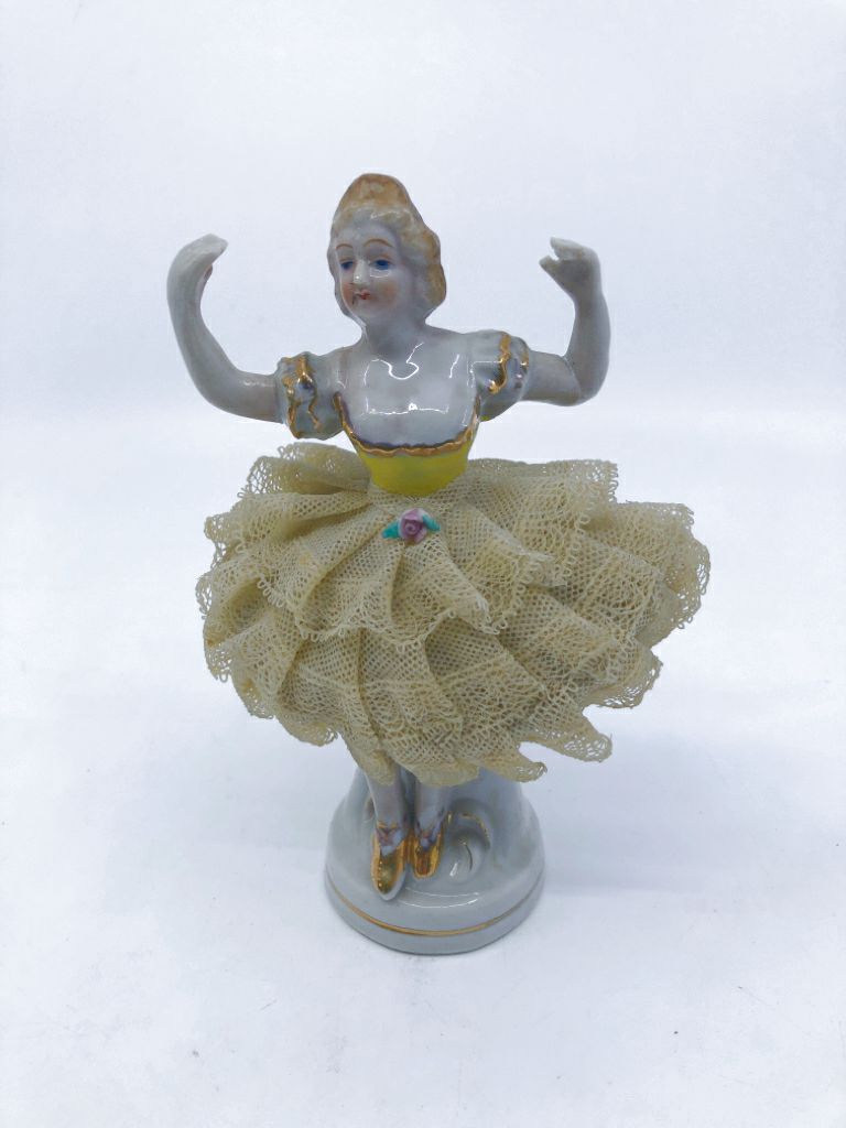 VTG CERAMIC BALLERINA IN YELLOW DRESS.