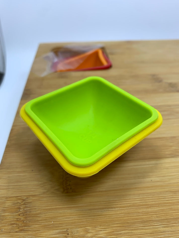 BAMBOO CUTTING BOARD W/4 SILICONE MEASURING CUPS.