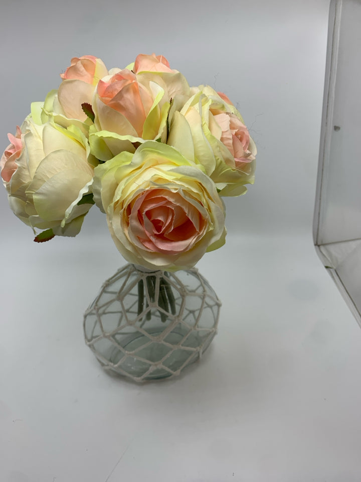 FAUX ROSE BOUQUET IN CLEAR GLASS VASE W/WHITE ROPE.