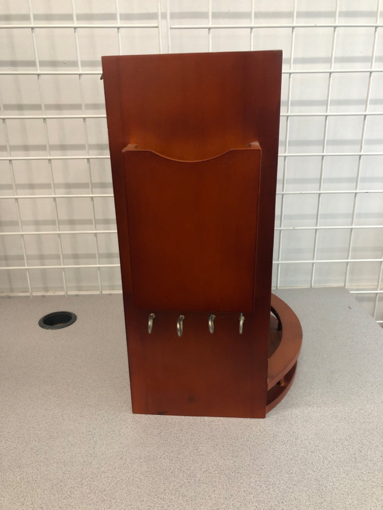 WOODEN ORGANIZER.