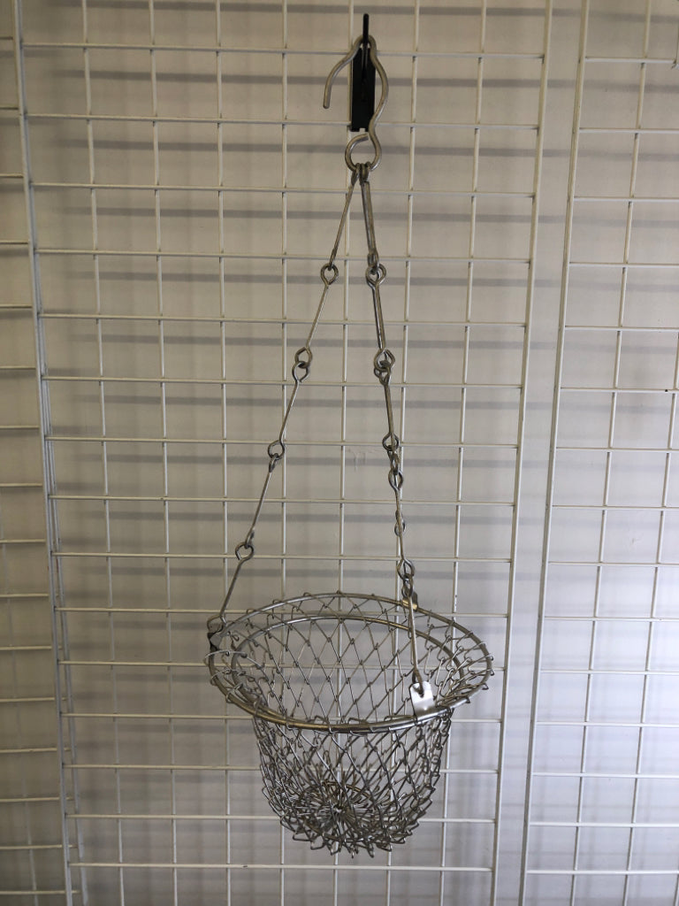COLLAPSIBLE METAL HANGING PLANTER.