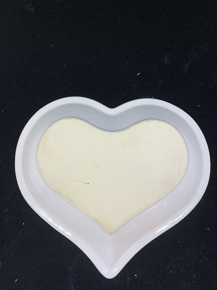 BLUE AND WHITE HEART SPONGE PLATE.