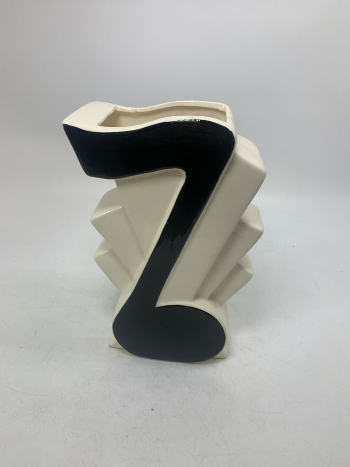 VTG ART DECO MUSIC NOTE VASE.