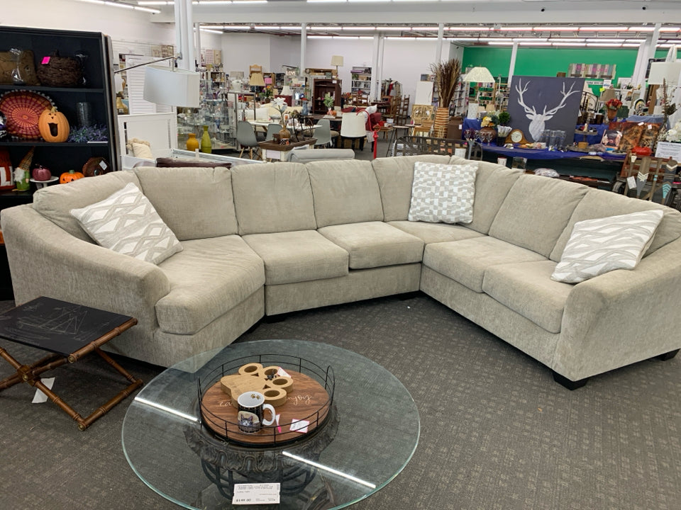 BROGAN L SHAPED SECTIONAL COUCH W/3 GEOMETRIC ACCENT PILLOWS.