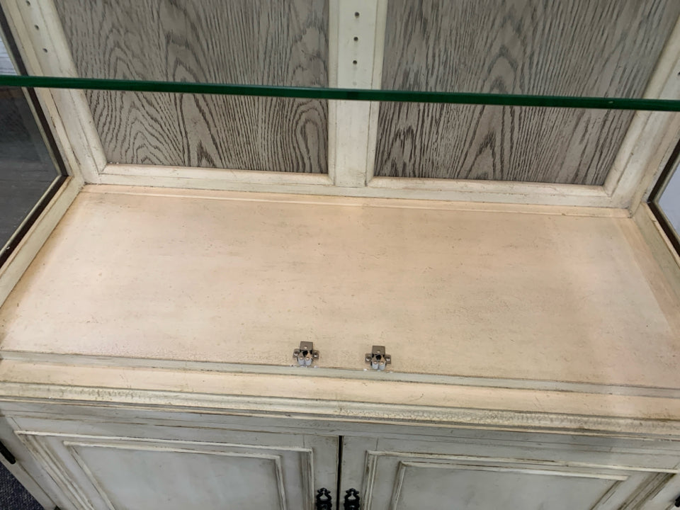 DISTRESSED CREME CABINET- 4 DOOR+ LIGHTS.