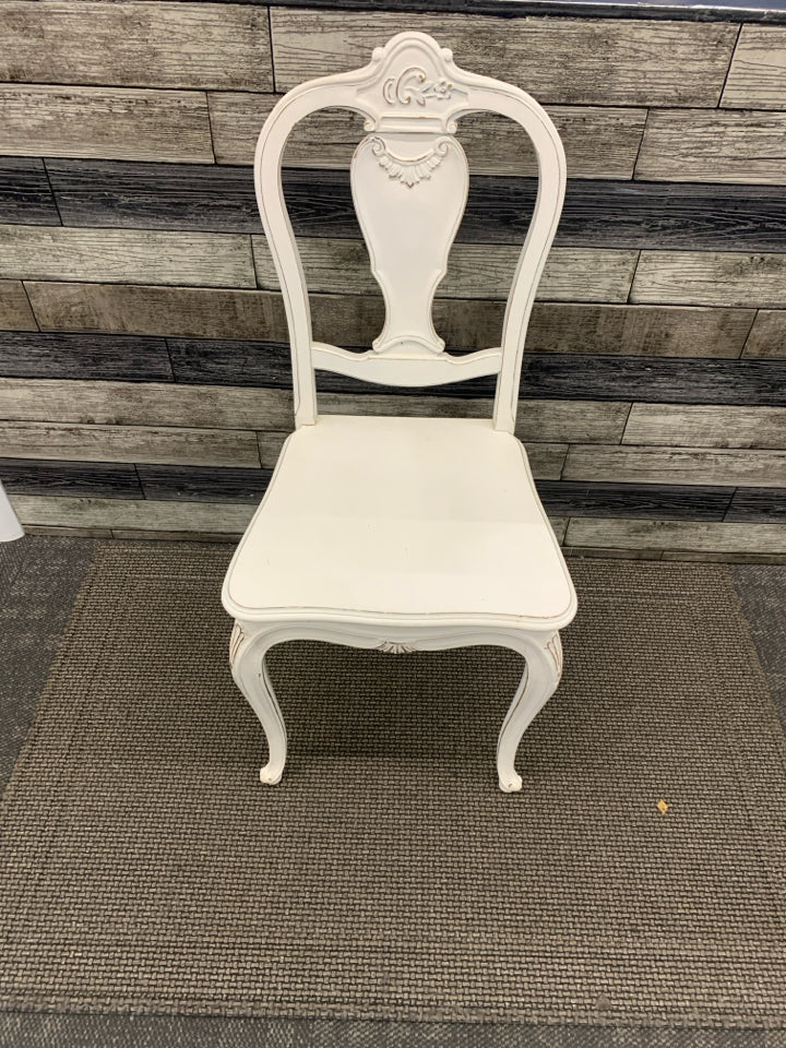 WHITE DISTRESSED ACCENT WOOD CHAIR.