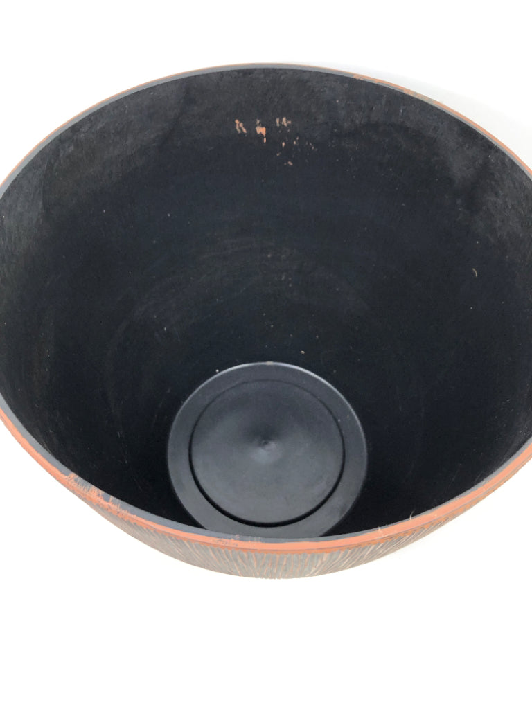 BROWN TEXTURED PLASTIC PLANTER.