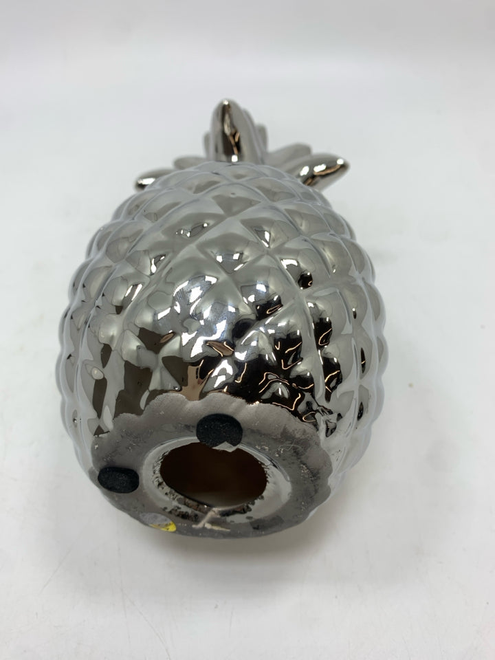 SILVER METALLIC PINEAPPLE.