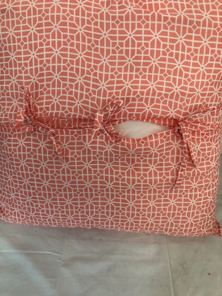 PINK W WHITE DETAIL PILLOW.