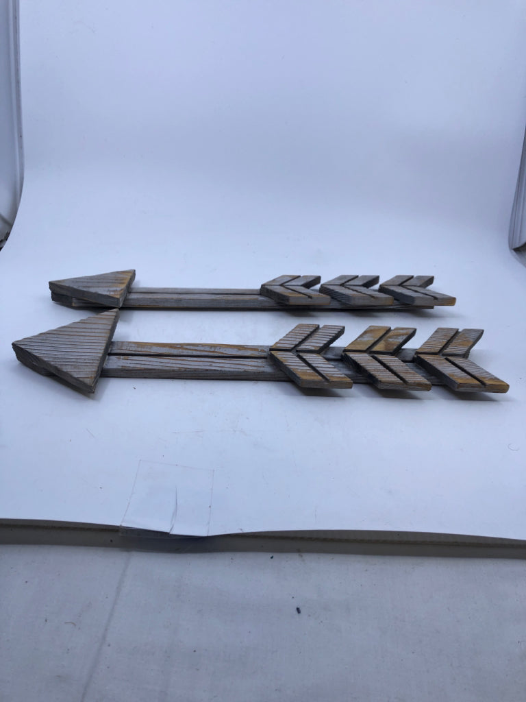 2 DISTRESSED GREY WOOD ARROWS WALL HANGING.