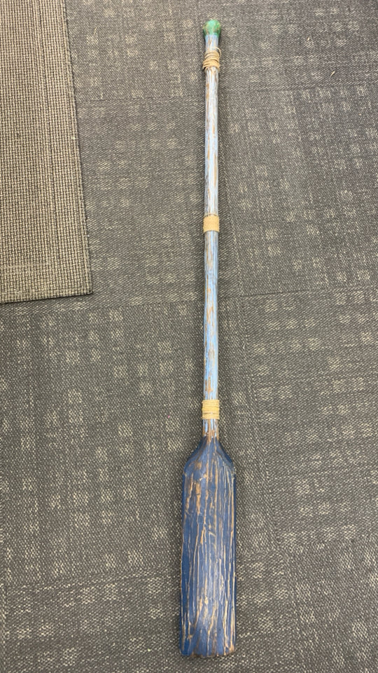 DISTRESSED BLUE WOODEN OAR W/TWINE WALL HANGING.