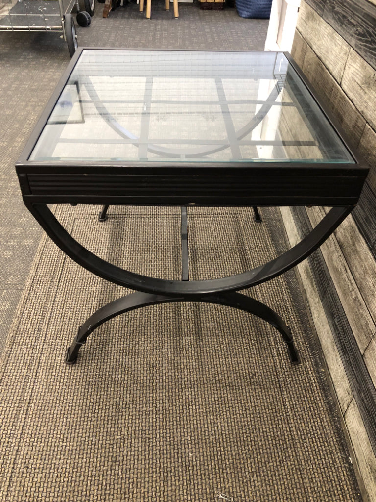 METAL U-SHAPED SIDE TABLE W/GLASS TOP.