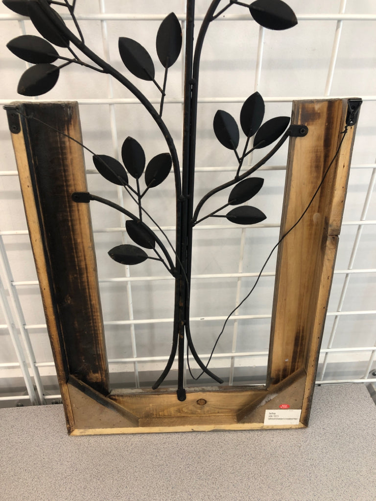 METAL PLANT W/WOODEN BASE WALL-HANGING.
