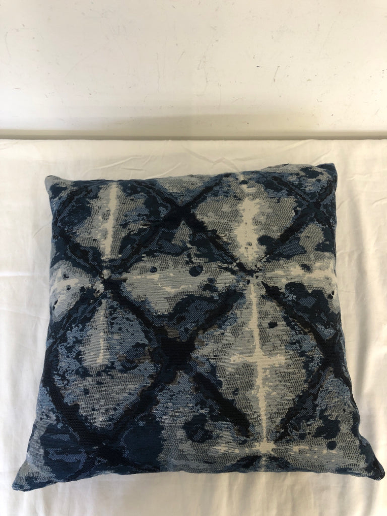 BLUE AND WHITE SQUARE PILLOW.
