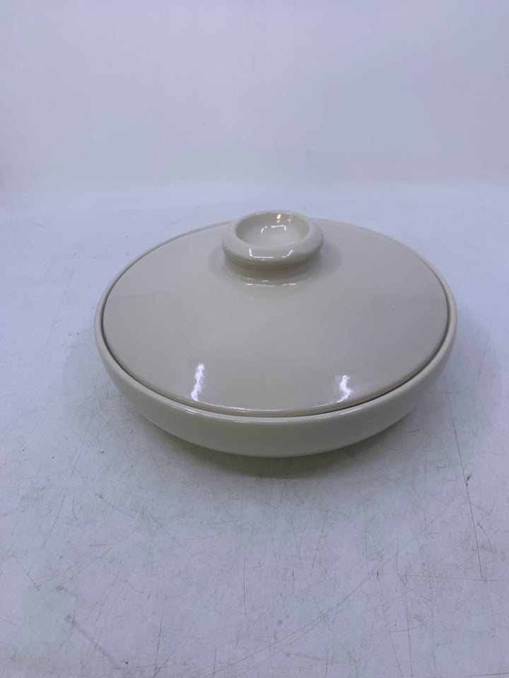 CREAM CIRCLE BAKE WARE W/ COVER.