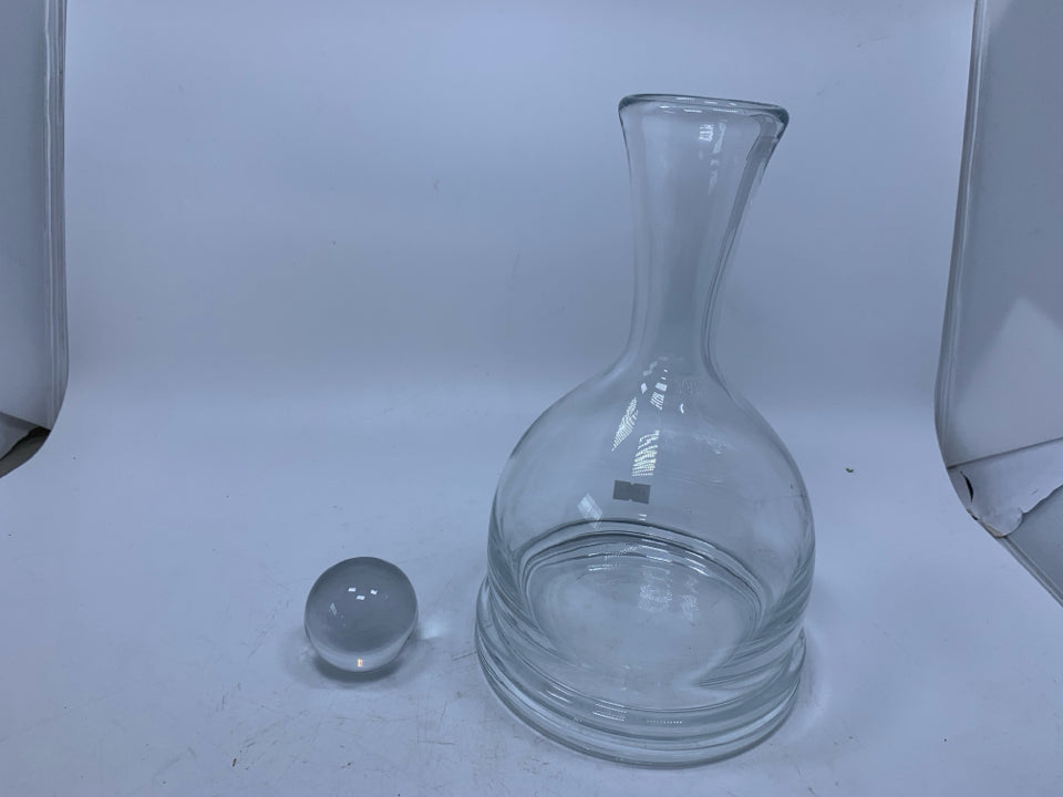 VTG HEAVY GLASS FLAT BOTTOM DECANTER W/ SPHERE STOPPER.