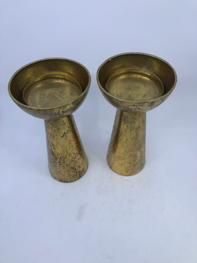 2 GOLD METAL PILLAR CANDLE HOLDERS.