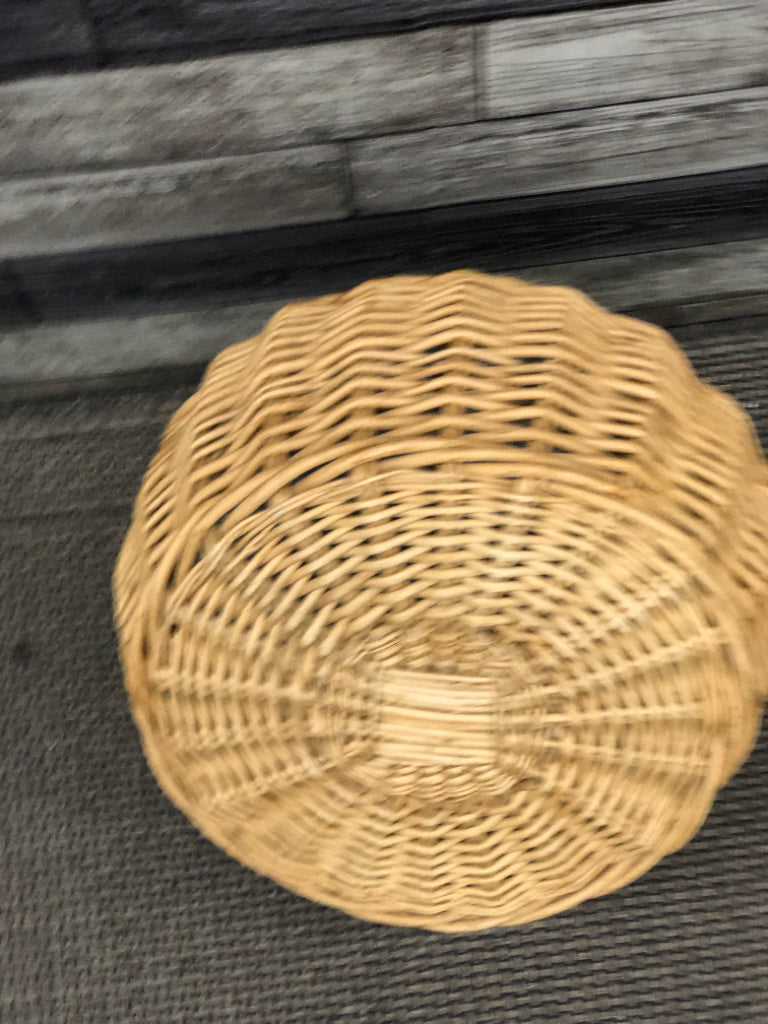 ROUND WICKER BASKET W/HANDLE.