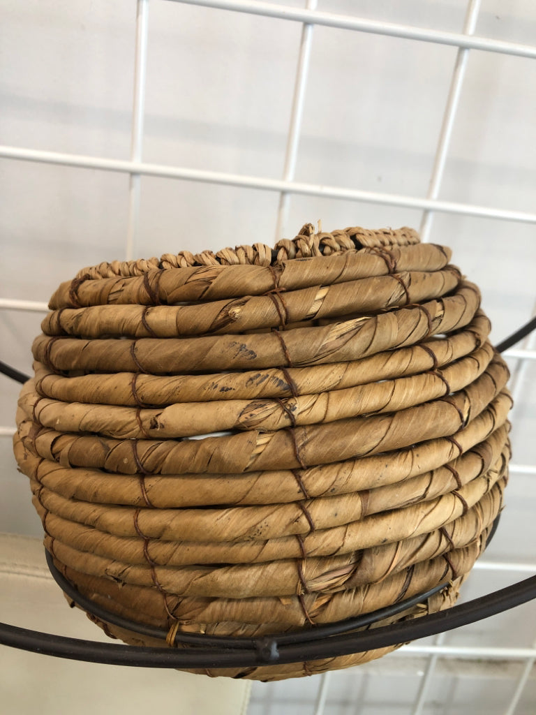 HANGING CIRCLE PLANTER.