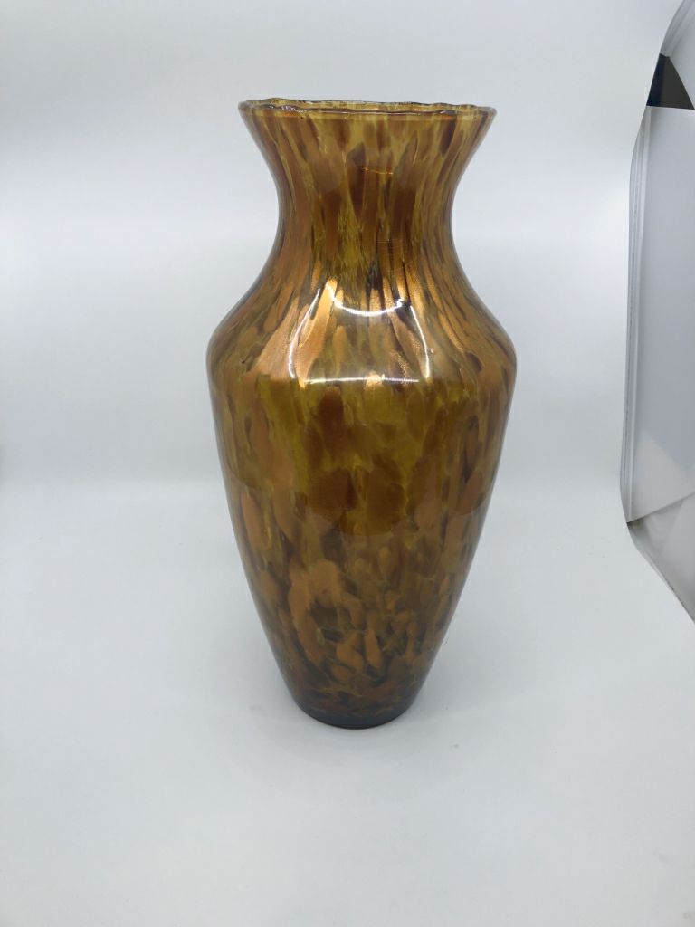 BROWN AND GOLD GLASS FLARED TOP VASE.