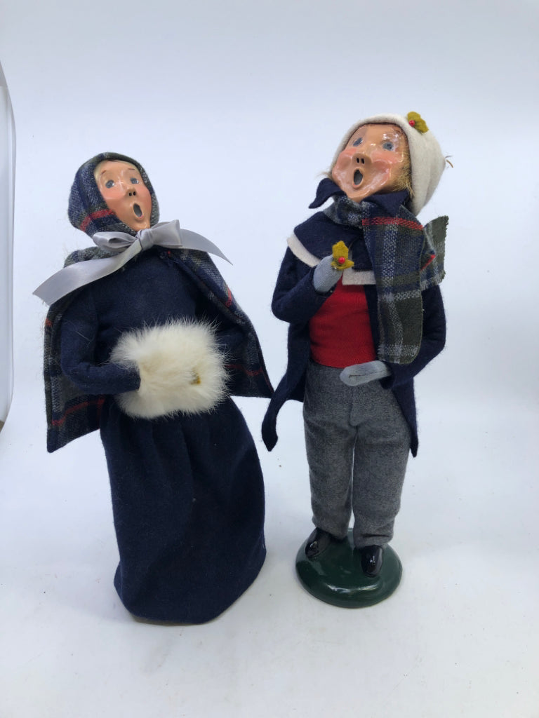 2pc BYERS' CHOICE CAROLER COUPLE- NAVY + PLAID- 1988.