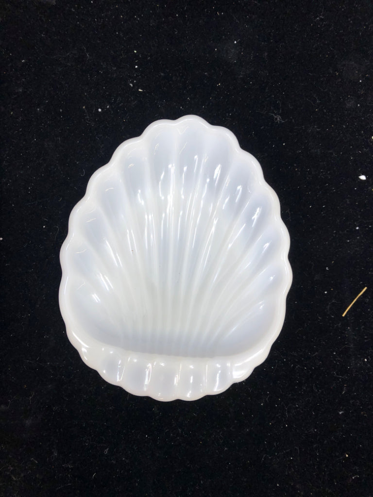 VTG WHITE MILK GLASS CLAM SEASHELL ASHTRAY.