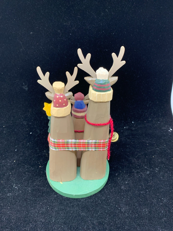 WOOD STANDING REINDEER FAMILY.