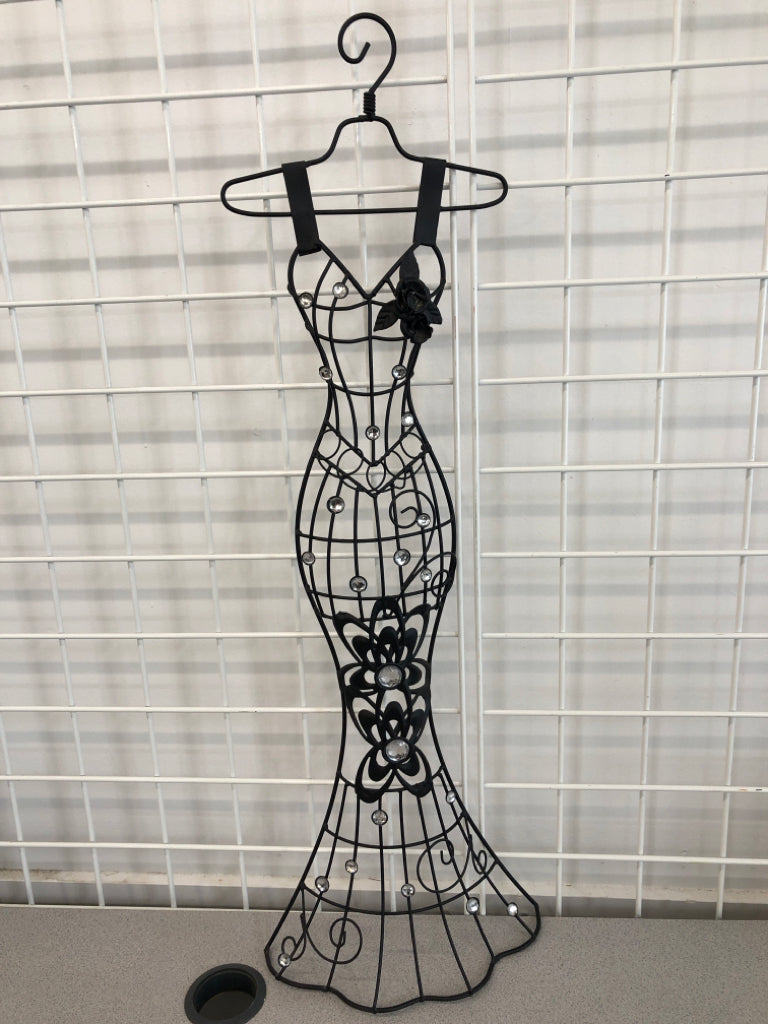 BLACK METAL DRESS WALL DECOR.