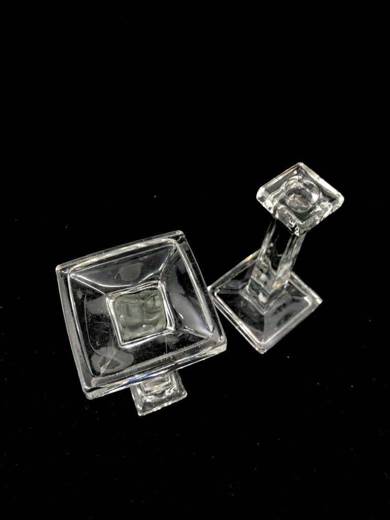 2 CLEAR GLASS CANDLESTICK HOLDERS.