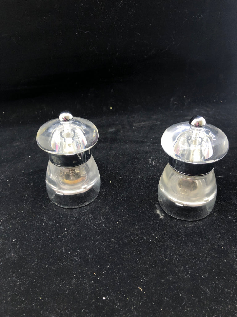 CLEAR PLASTIC S AND P SHAKERS.