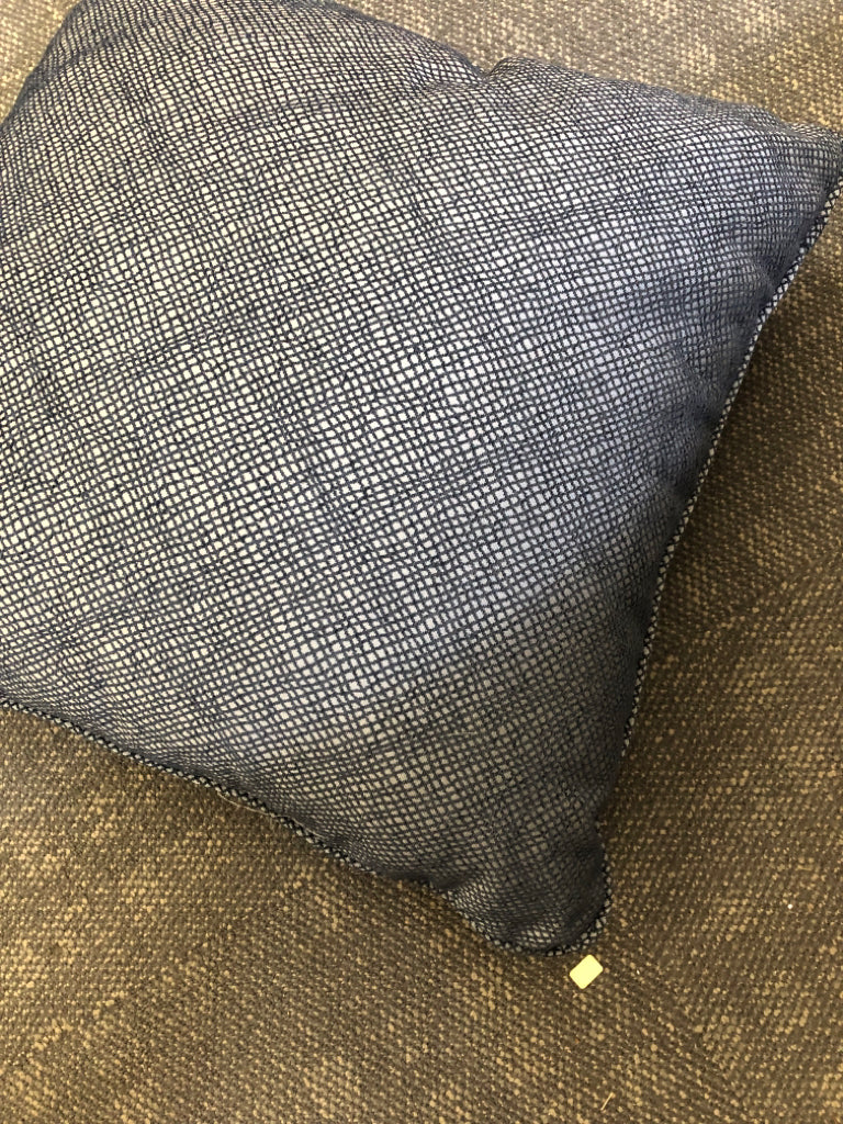 NAVY TEXTURED ACCENT PILLOW.