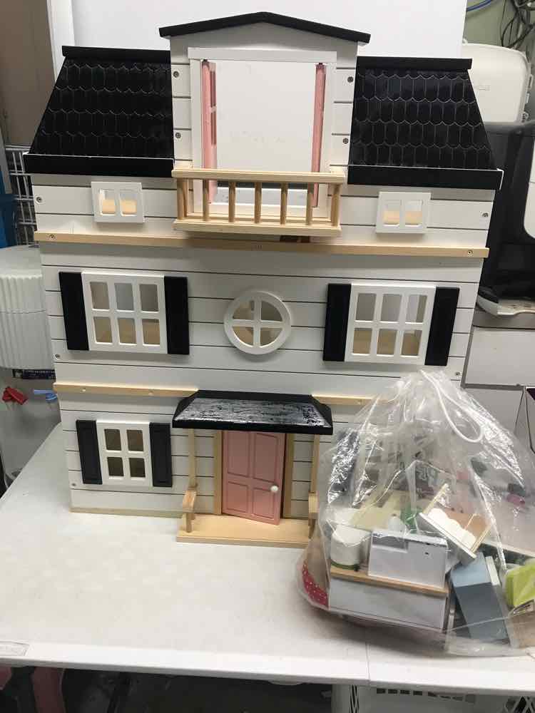 Magnolia Wooden Dollhouse w.