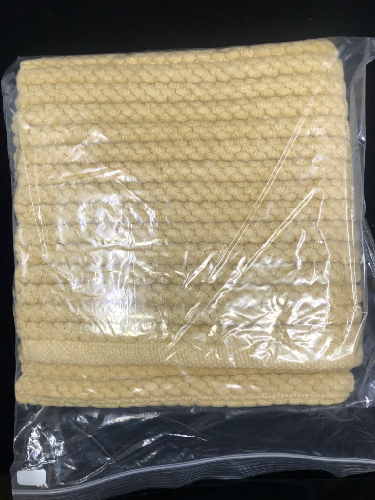 NIB MUSTARD YELLOW BEE AND WILLOW CABLE ROPE BATH MAT.