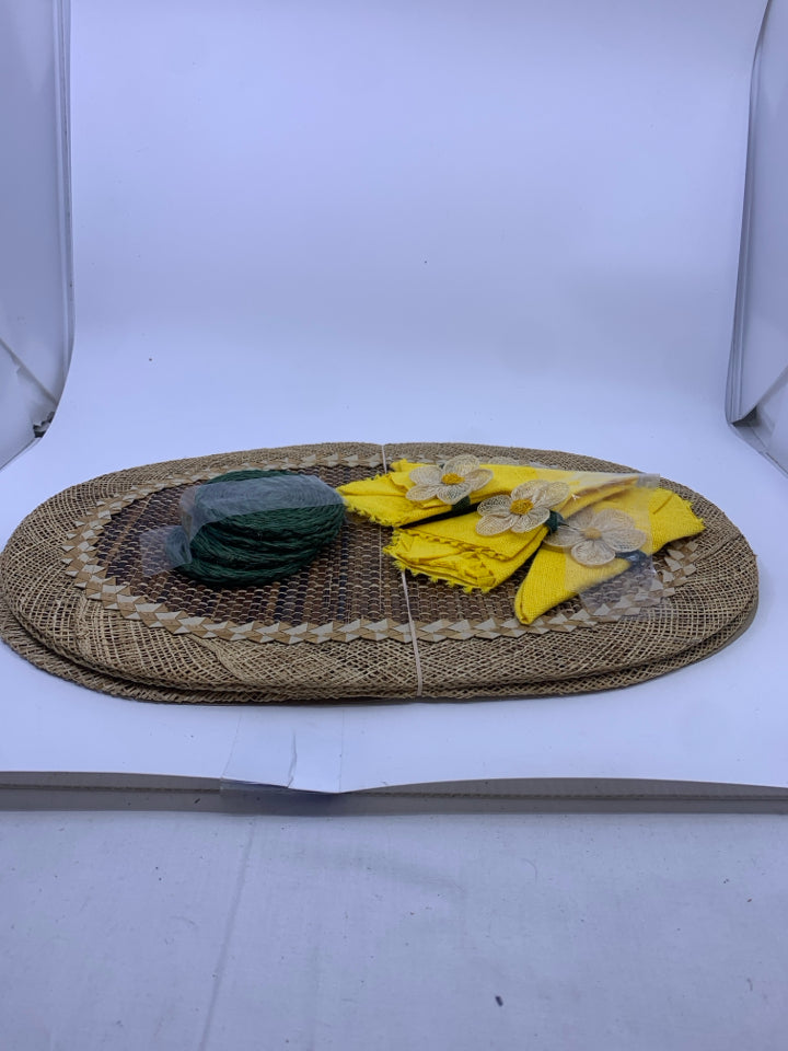 4 OVAL WOVEN PLACEMATS W/4 COASTERS, 4 YELLOW NAPKINS.