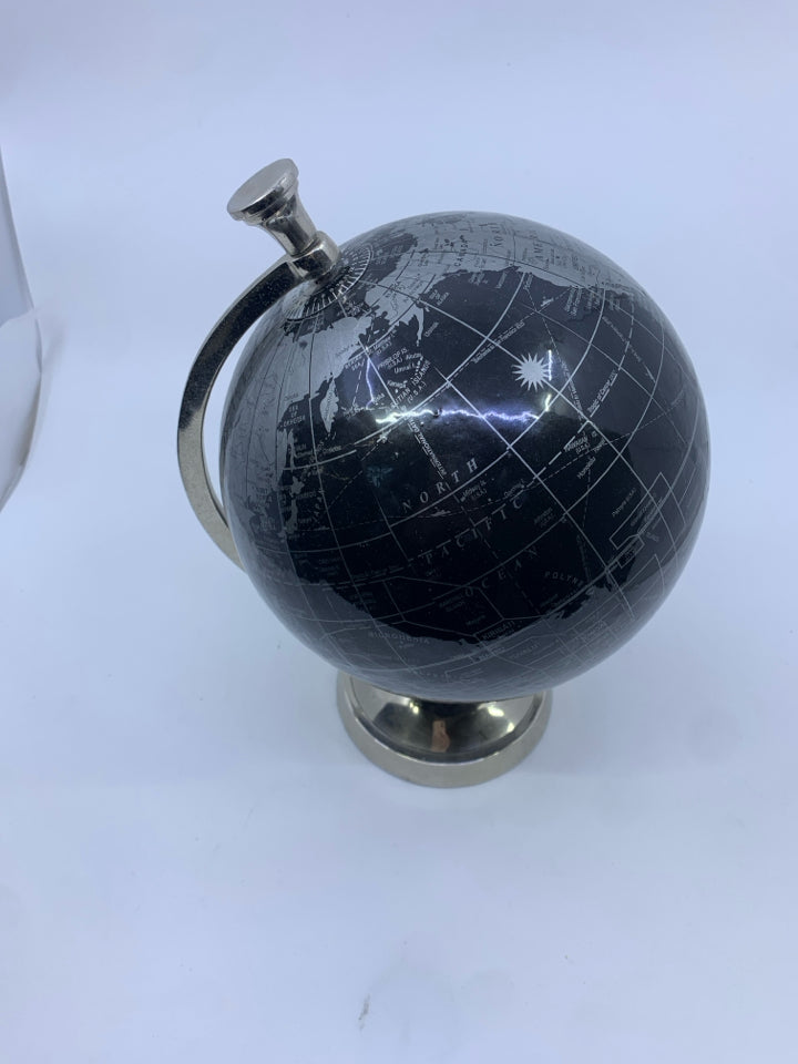 BLACK/SILVER GLOBE.