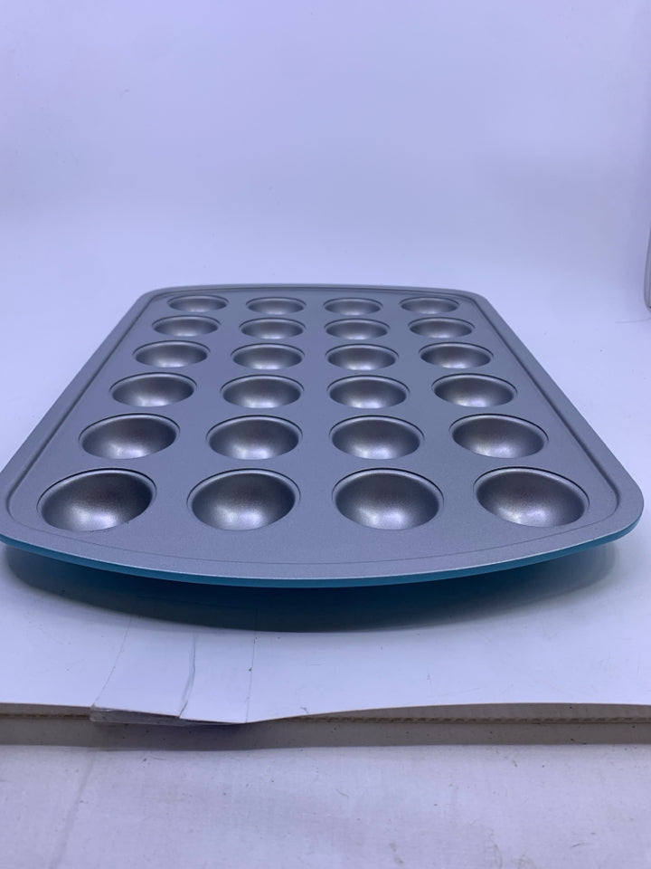 DONUT BAKING PAN PAMPERED CHEF LIGHT BLUE BACK.