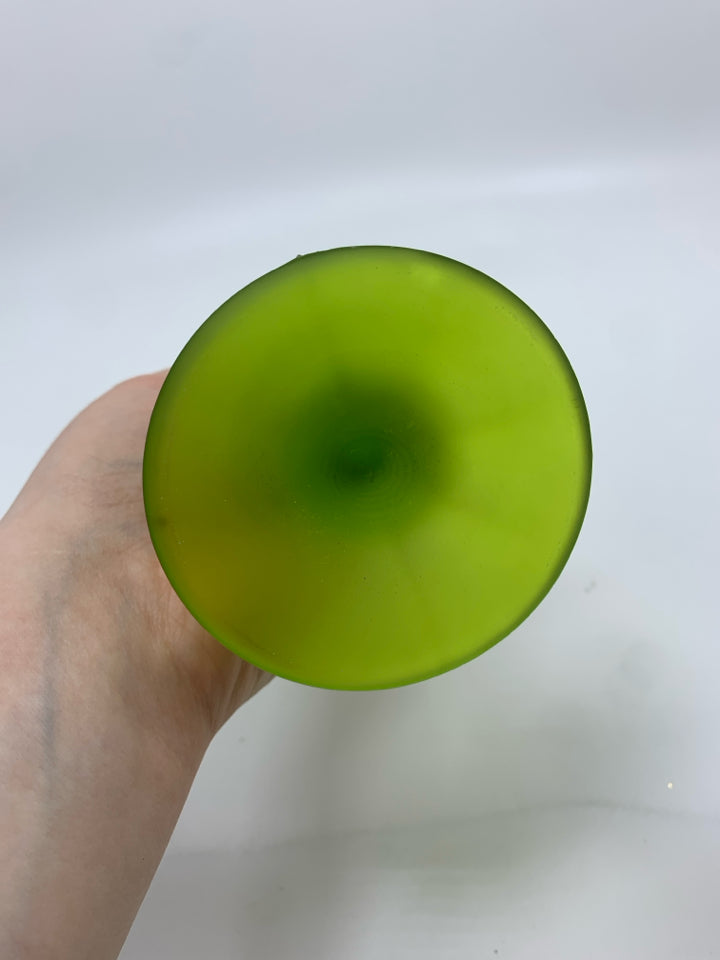 VTG GREEN MIST DAISY PAINTED SWUNG BUD VASE.