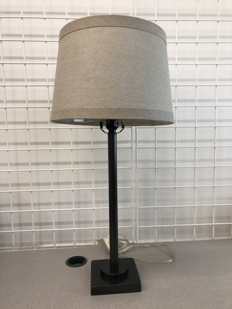 BLACK METAL LAMP W/GRAY SHADE.